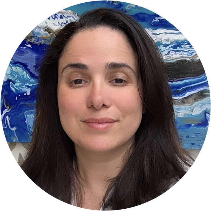 Portrait of Iara Lucena smiling, in front of a blue abstract painting
